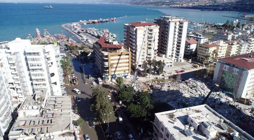 Deprem sonrası deniz taştı, şehri su bastı! Evler boşaltıldı