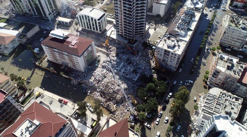 Deprem sonrası deniz taştı, şehri su bastı! Evler boşaltıldı