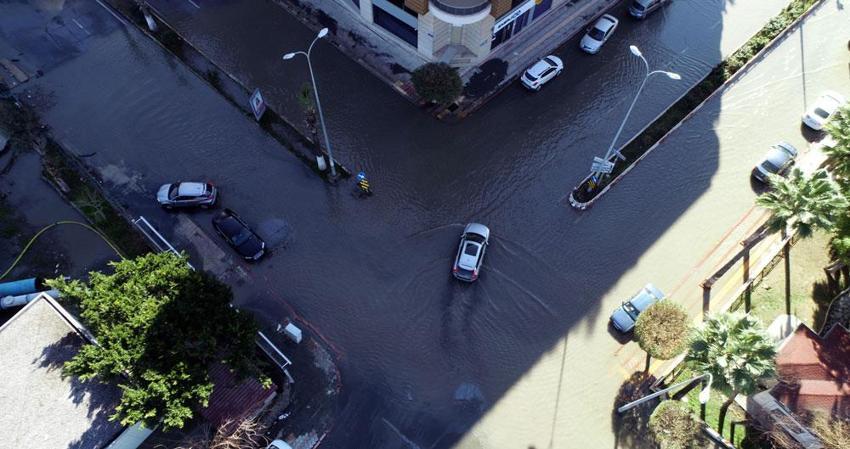 Deprem sonrası deniz taştı, şehri su bastı! Evler boşaltıldı