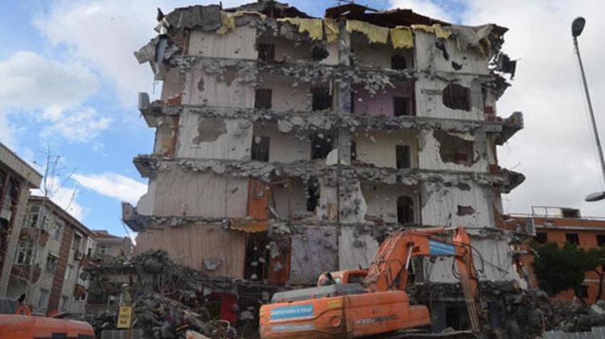 1999 depreminde kaç kişi öldü? Gölcük depreminde kaç kişi ölmüştü, kaç bina yıkılmıştı, 1999 depremi kaç şiddetinde olmuştu?