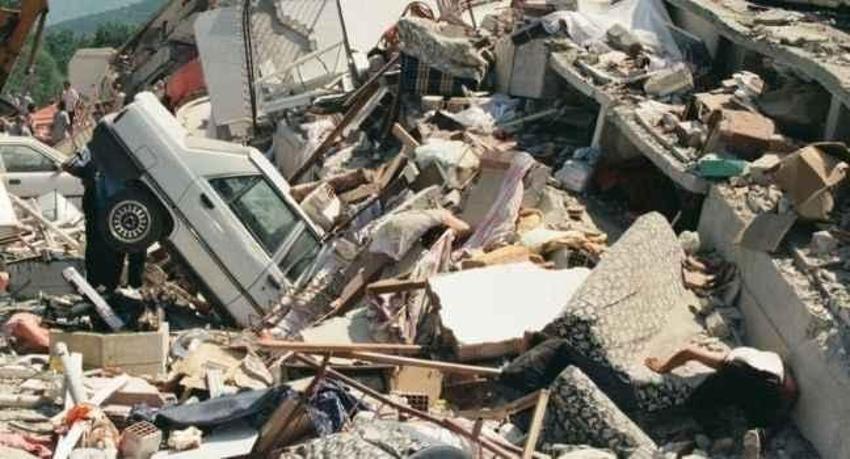 1999 depreminde kaç kişi öldü? Gölcük depreminde kaç kişi ölmüştü, kaç bina yıkılmıştı, 1999 depremi kaç şiddetinde olmuştu?