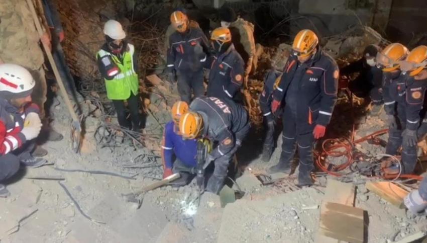 Depremde 1000 kilometrelik umuda yolculuk! Dünya tıp öğrencisi Aylin'i konuşuyor