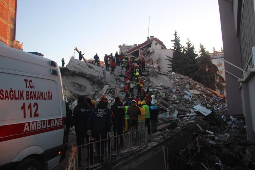 Depremde 1000 kilometrelik umuda yolculuk! Dünya tıp öğrencisi Aylin'i konuşuyor