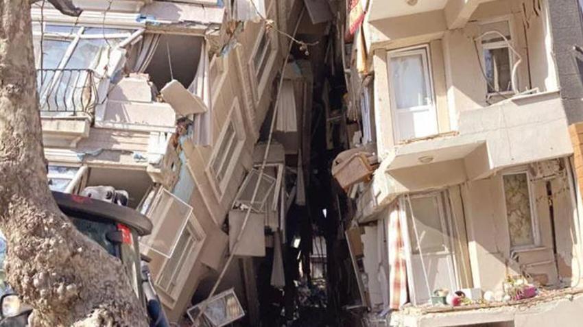 Depremde arka sokaklarda dram! İş makineleri girmiyor