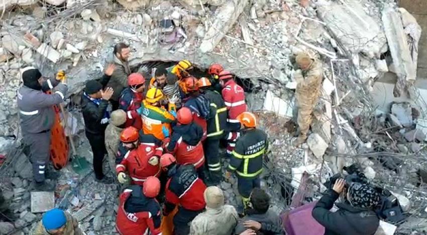 Depremde arka sokaklarda dram! İş makineleri girmiyor