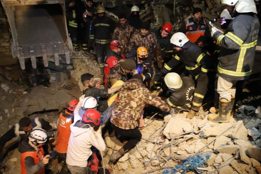 Depremde arka sokaklarda dram! İş makineleri girmiyor