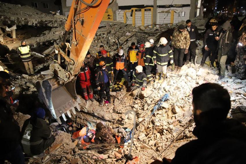 Depremde arka sokaklarda dram! İş makineleri girmiyor