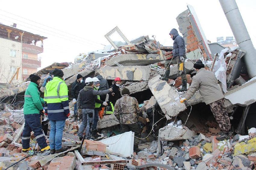 Depremde arka sokaklarda dram! İş makineleri girmiyor