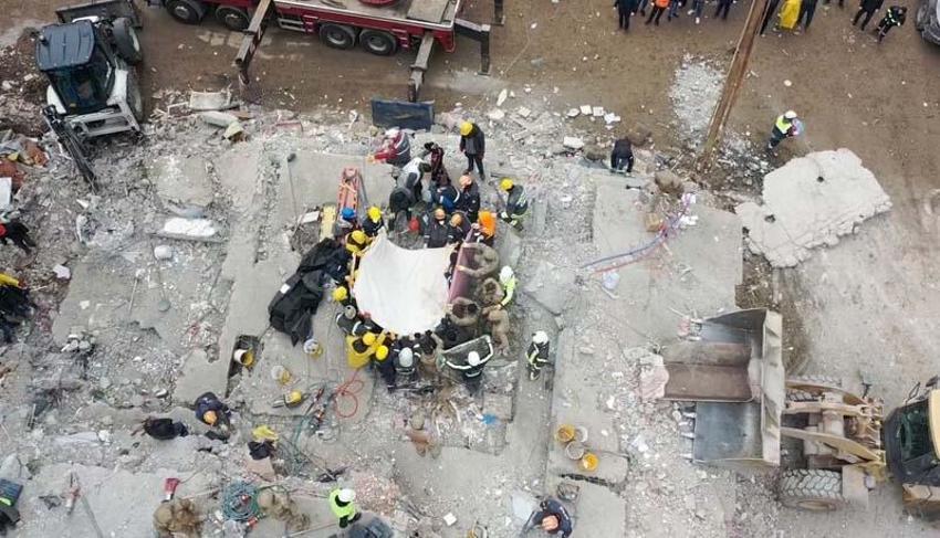 Depremde arka sokaklarda dram! İş makineleri girmiyor