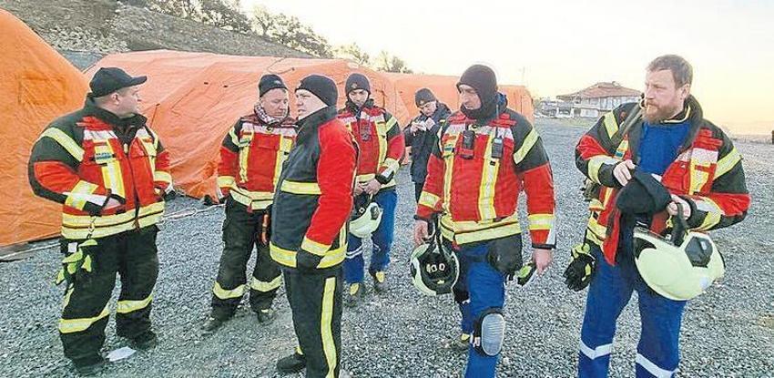 Charlie Hebdo'nun skandal deprem karikatürüne en güzel cevap Yunanistan'dan geldi!