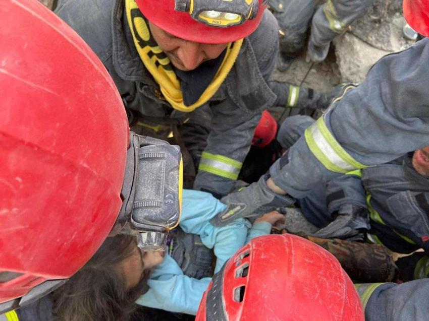 15 yaşındaki Ayfer, Zeynep Bastık ile hayata tutundu! "Gül Beyaz Gül'ü dinlemek istiyorum"