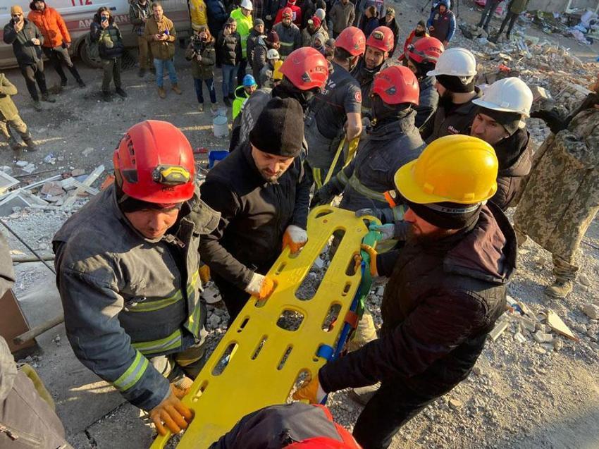15 yaşındaki Ayfer, Zeynep Bastık ile hayata tutundu! "Gül Beyaz Gül'ü dinlemek istiyorum"