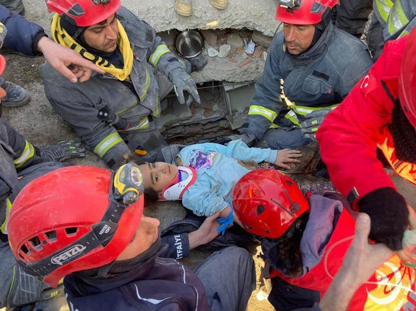 15 yaşındaki Ayfer, Zeynep Bastık ile hayata tutundu! "Gül Beyaz Gül'ü dinlemek istiyorum"