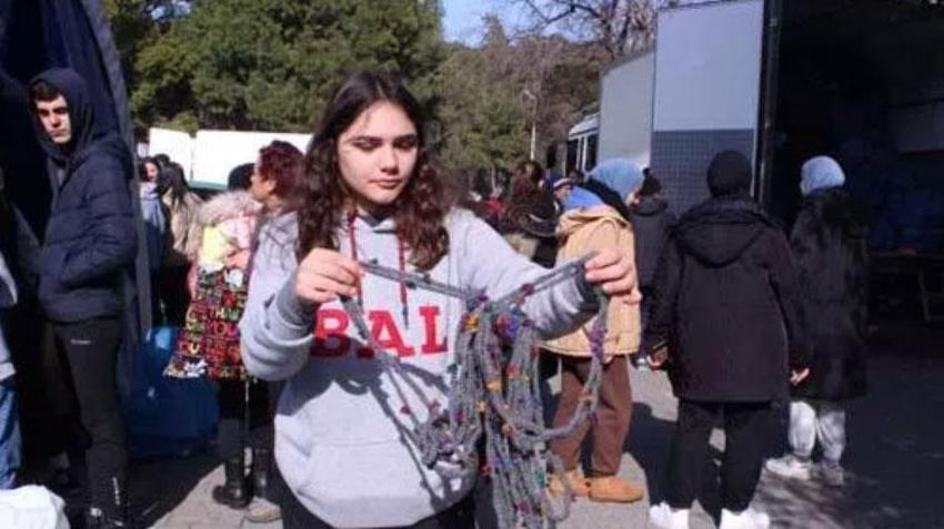 Depremzedelere yollanan bazı eşyalar çileden çıkardı! 'Takma kirpik yollayan var'