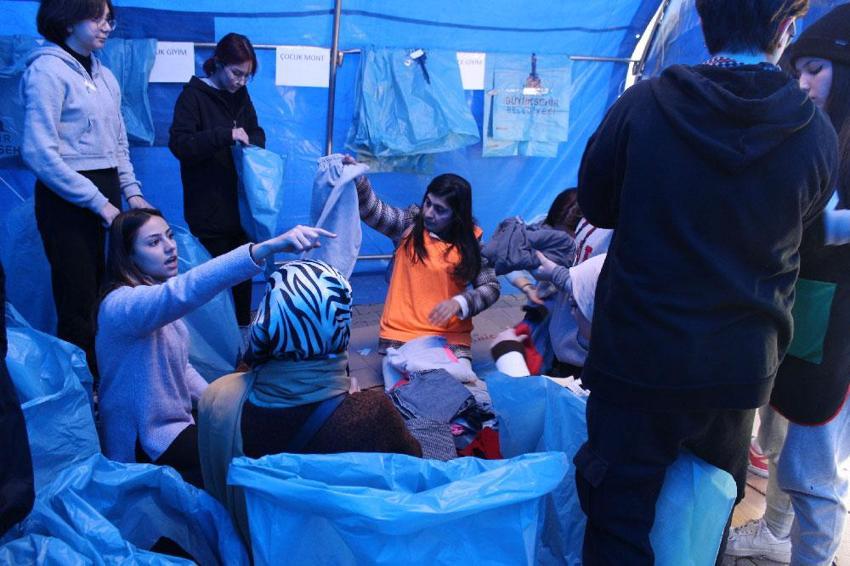 Depremzedelere yollanan bazı eşyalar çileden çıkardı! 'Takma kirpik yollayan var'