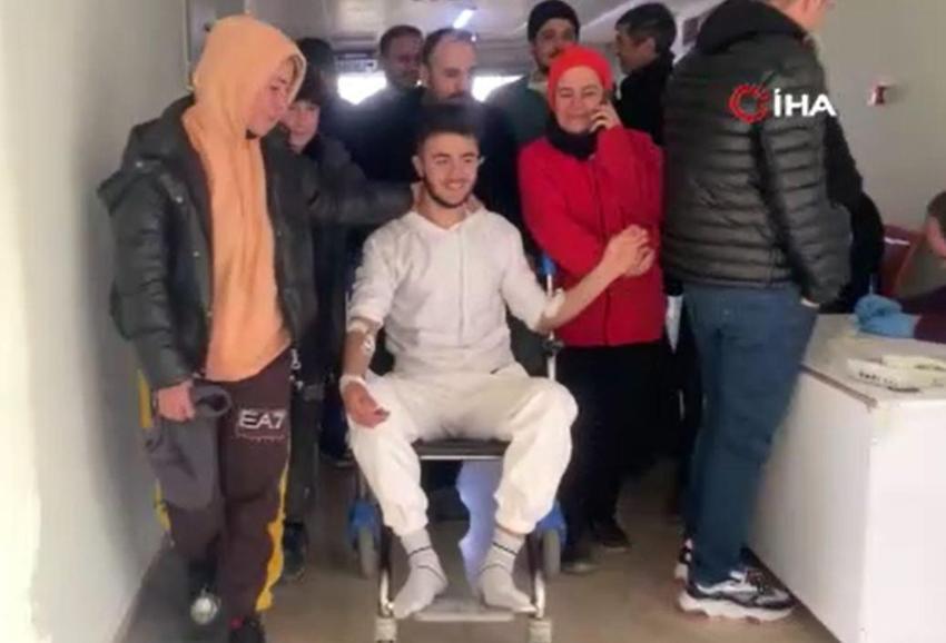 17 yaşındaki Adnan enkaz altındaki 94 saati anlattı: Onların sesi bana geliyor benimkisi gitmiyordu