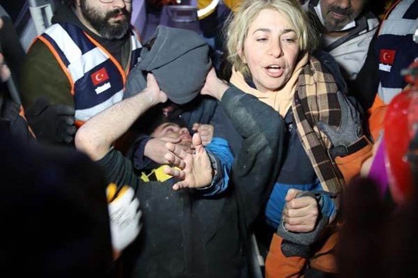 17 yaşındaki Adnan enkaz altındaki 94 saati anlattı: Onların sesi bana geliyor benimkisi gitmiyordu