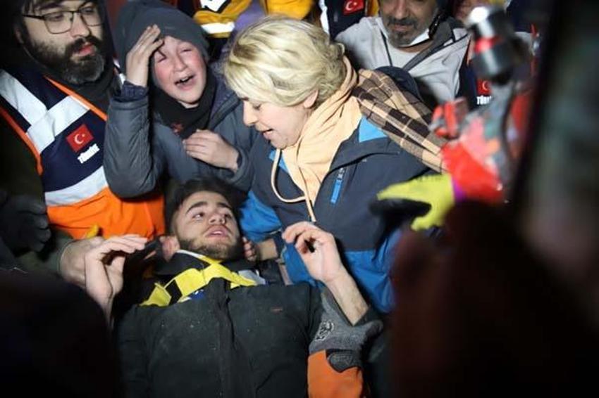 17 yaşındaki Adnan enkaz altındaki 94 saati anlattı: Onların sesi bana geliyor benimkisi gitmiyordu