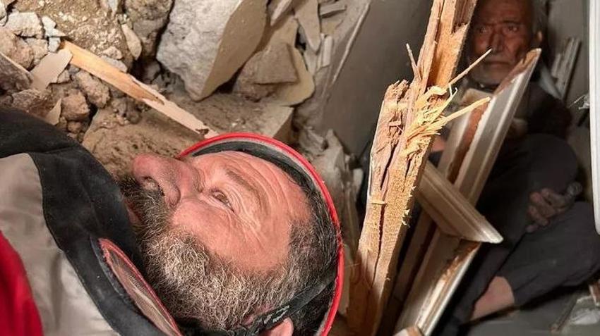 Enkaz altında mucize kurtuluşlar! Uzmanlar 'hala umut var' dedi ve açıkladı