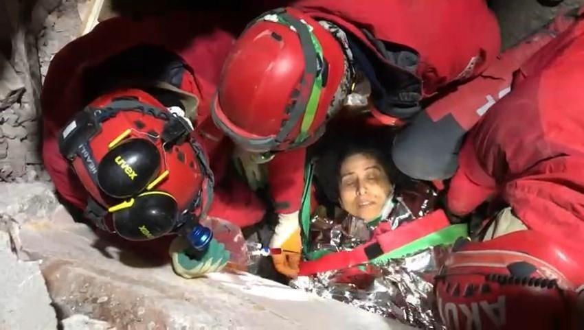 Enkaz altında mucize kurtuluşlar! Uzmanlar 'hala umut var' dedi ve açıkladı