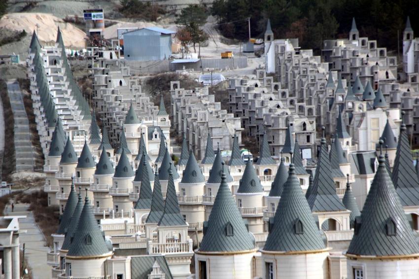 Şato villaların sahibi, 'hemen depremzedeler için aç' tepkilerine cevap verdi: Burada kalınmaz