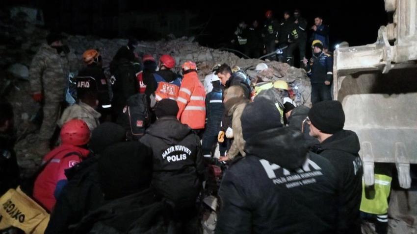 Dünya bu dramı konuşuyor! Firik ailesi enkaz altında birbirlerine sarılmış halde bulundu