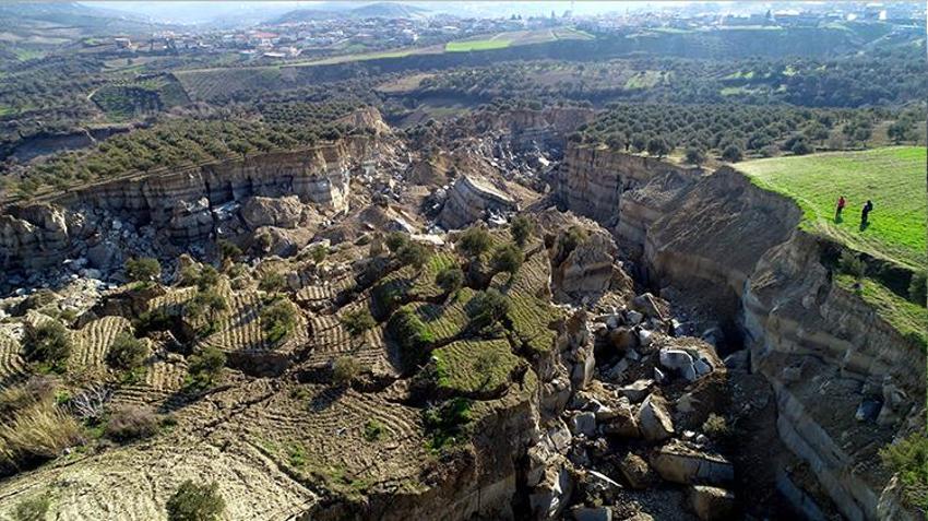 Deprem sonrası köyde vadi oluştu: Eşi benzeri yok, görülmemiş bir şey bu