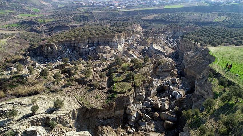 Deprem sonrası köyde vadi oluştu: Eşi benzeri yok, görülmemiş bir şey bu