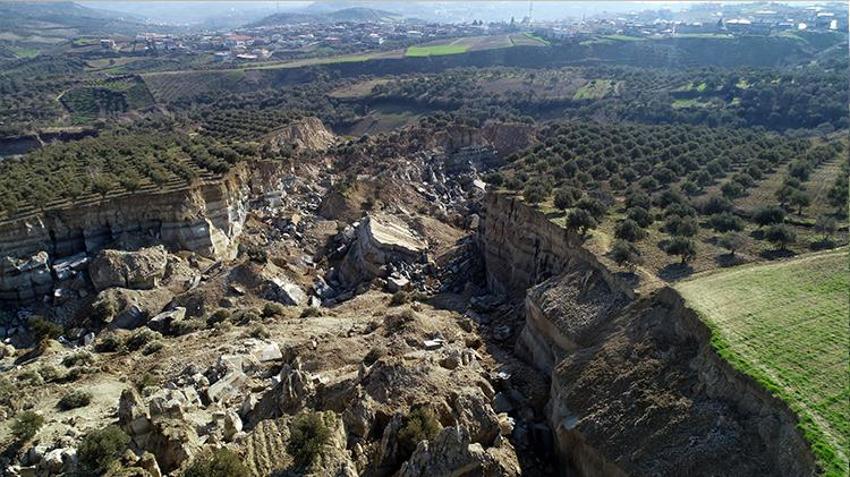 Deprem sonrası köyde vadi oluştu: Eşi benzeri yok, görülmemiş bir şey bu