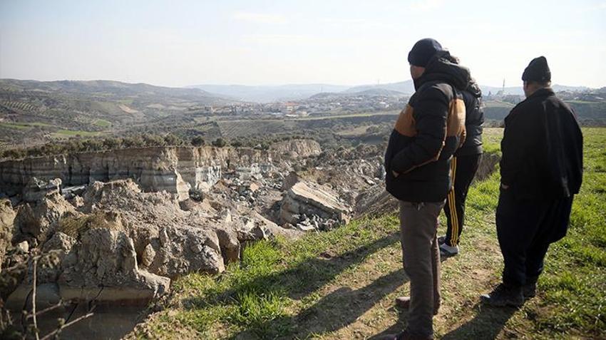 Deprem sonrası köyde vadi oluştu: Eşi benzeri yok, görülmemiş bir şey bu