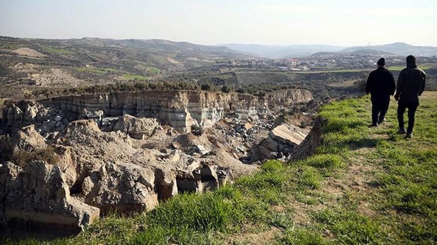 Deprem sonrası köyde vadi oluştu: Eşi benzeri yok, görülmemiş bir şey bu