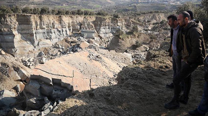 Deprem sonrası köyde vadi oluştu: Eşi benzeri yok, görülmemiş bir şey bu