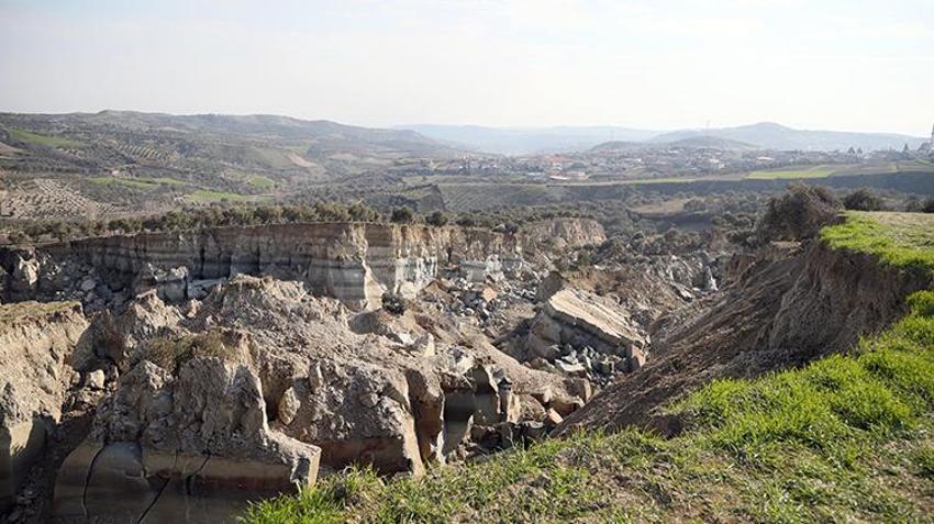 Deprem sonrası köyde vadi oluştu: Eşi benzeri yok, görülmemiş bir şey bu