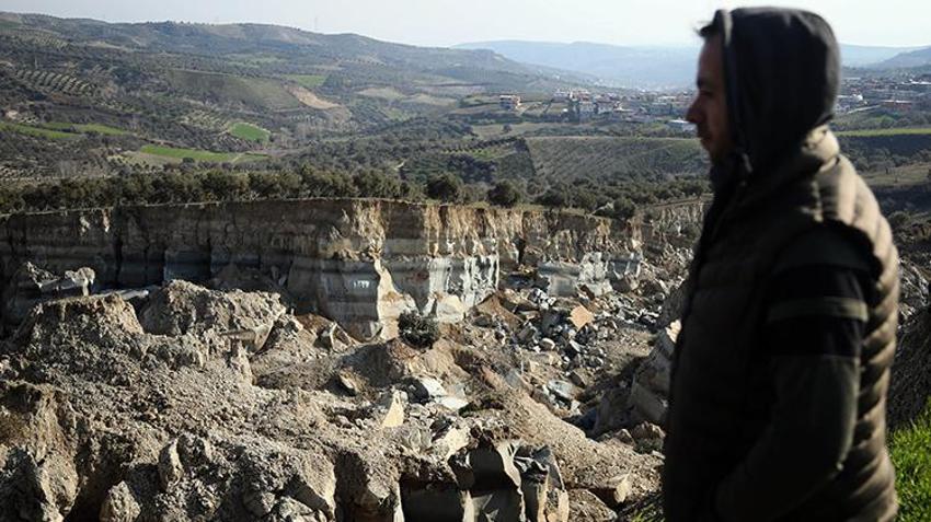 Deprem sonrası köyde vadi oluştu: Eşi benzeri yok, görülmemiş bir şey bu