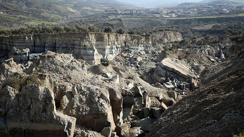 Deprem sonrası köyde vadi oluştu: Eşi benzeri yok, görülmemiş bir şey bu