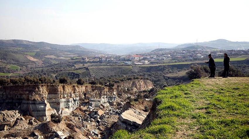 Deprem sonrası köyde vadi oluştu: Eşi benzeri yok, görülmemiş bir şey bu