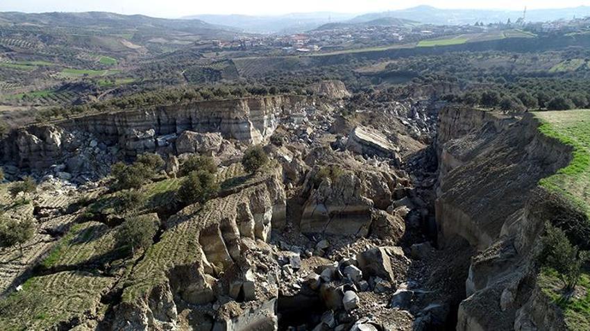 Deprem sonrası köyde vadi oluştu: Eşi benzeri yok, görülmemiş bir şey bu
