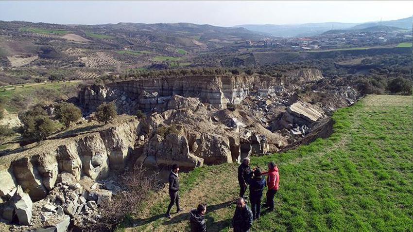 Deprem sonrası köyde vadi oluştu: Eşi benzeri yok, görülmemiş bir şey bu