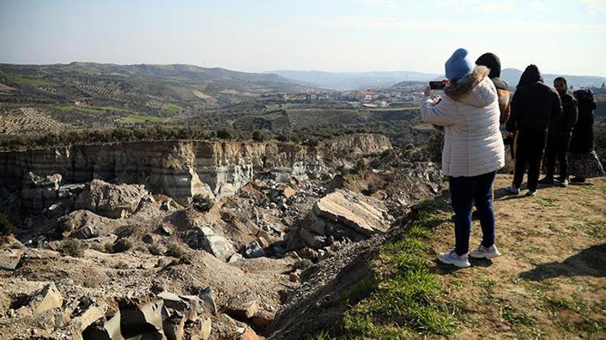 Deprem sonrası köyde vadi oluştu: Eşi benzeri yok, görülmemiş bir şey bu