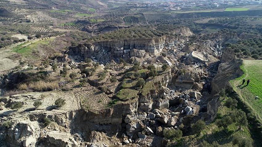 Deprem sonrası köyde vadi oluştu: Eşi benzeri yok, görülmemiş bir şey bu