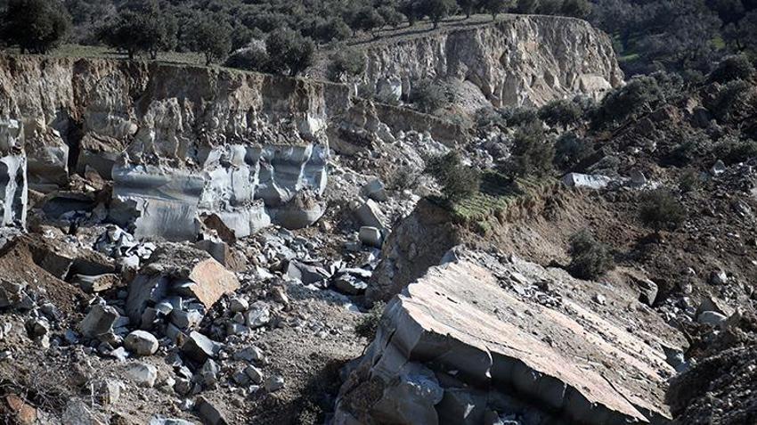 Deprem sonrası köyde vadi oluştu: Eşi benzeri yok, görülmemiş bir şey bu