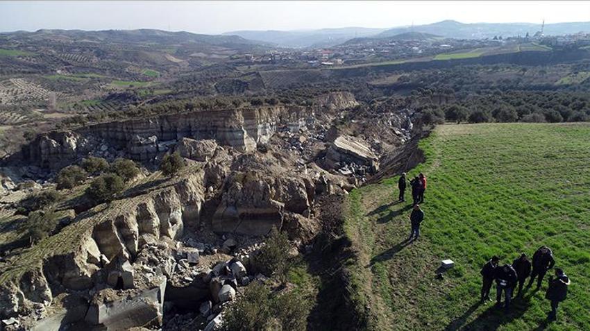 Deprem sonrası köyde vadi oluştu: Eşi benzeri yok, görülmemiş bir şey bu