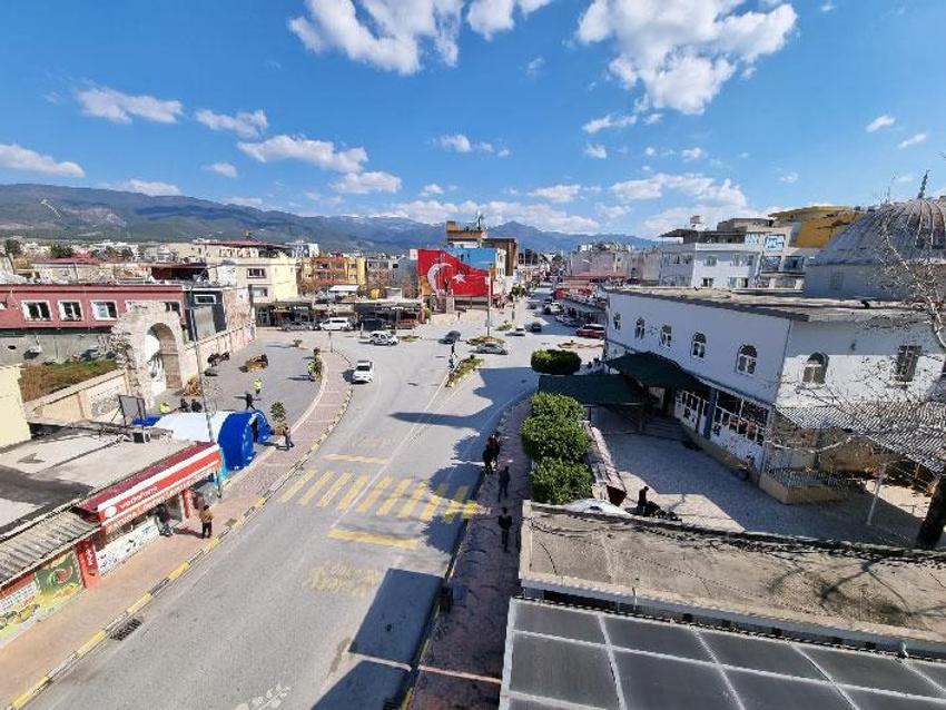 Depremin ortasındaki bu ilçedeki tek bina bile yıkılmadı