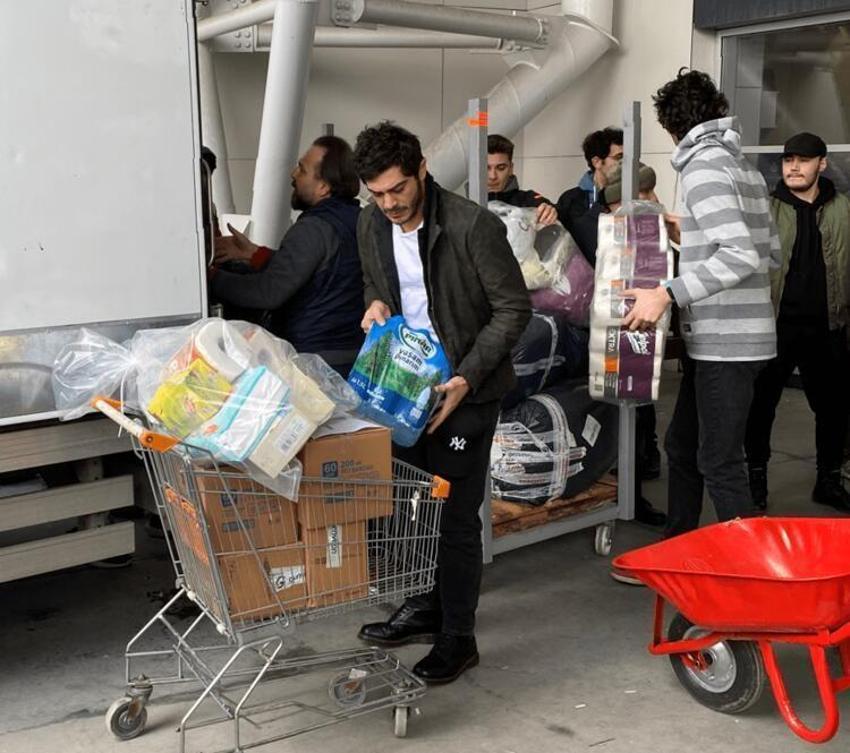 Ünlü isimler canla başla çalışıyor! Kimi koli bantladı kimi canlı yayında yardım topladı