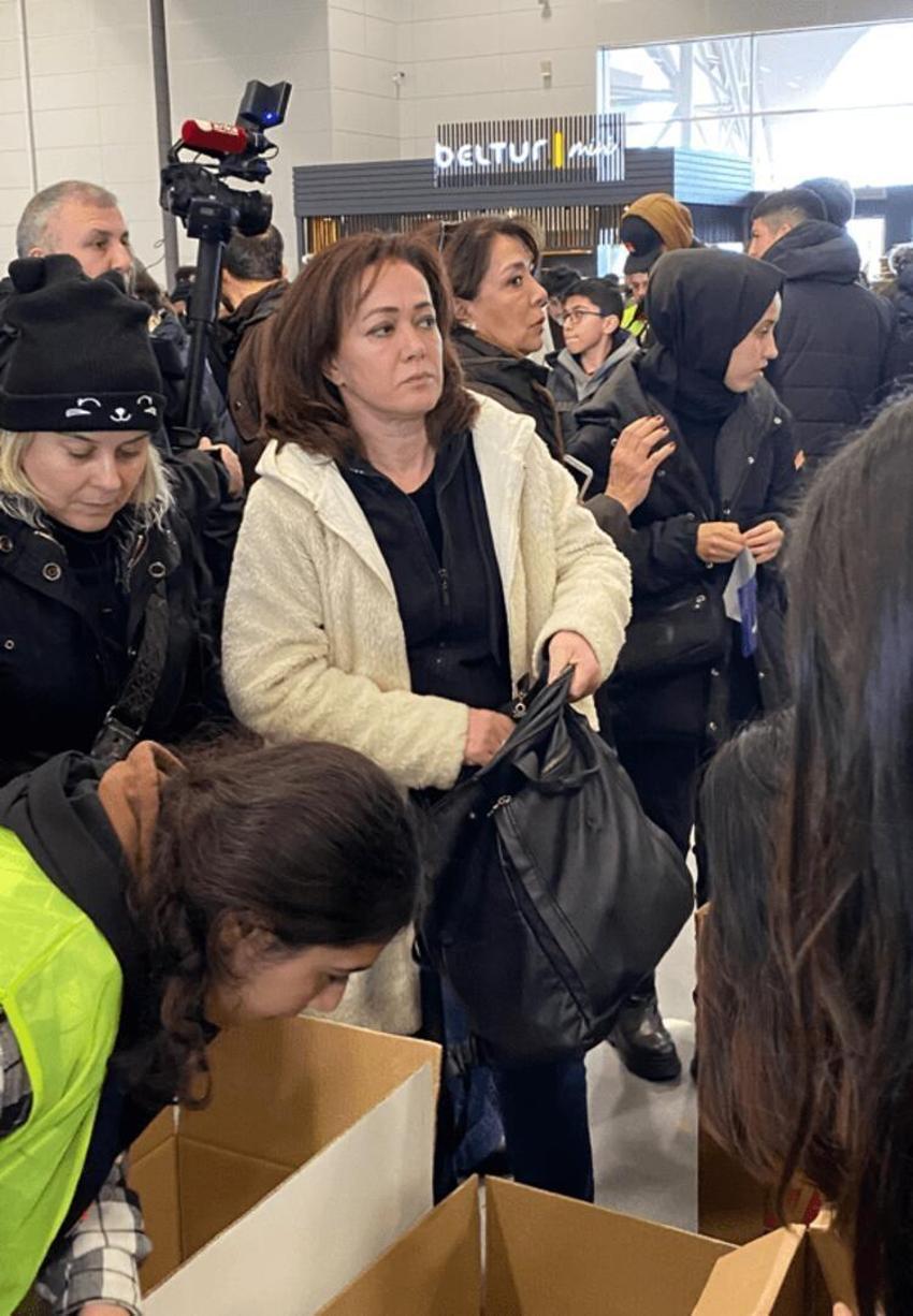Ünlü isimler canla başla çalışıyor! Kimi koli bantladı kimi canlı yayında yardım topladı