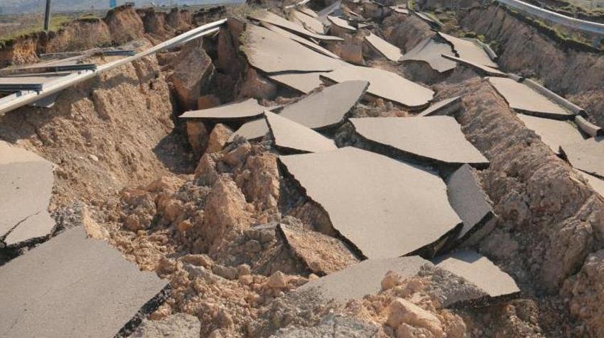 Depremin merkezinden dikkat çeken görüntü: Yol yarıldı, devasa çatlaklar oluştu