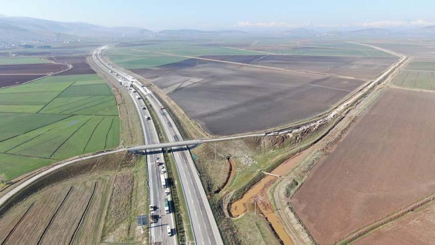 Depremin merkezinden dikkat çeken görüntü: Yol yarıldı, devasa çatlaklar oluştu