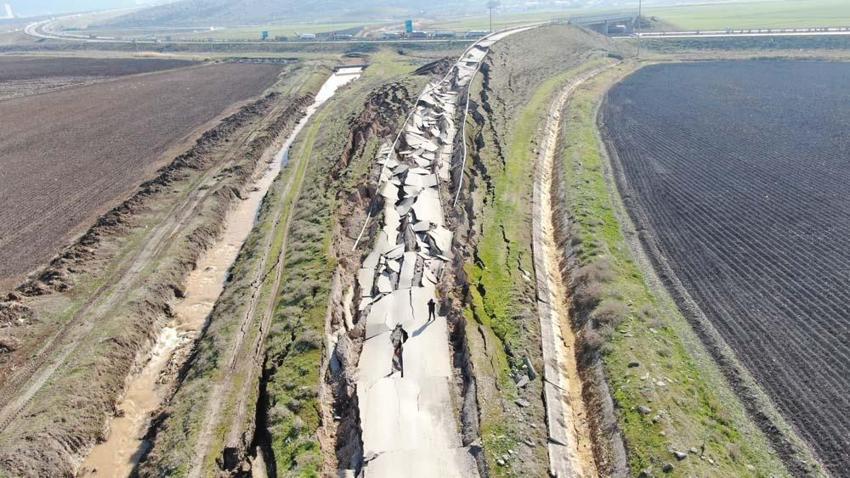 Depremin merkezinden dikkat çeken görüntü: Yol yarıldı, devasa çatlaklar oluştu