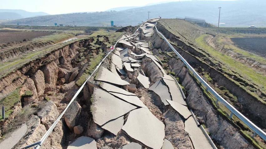Depremin merkezinden dikkat çeken görüntü: Yol yarıldı, devasa çatlaklar oluştu