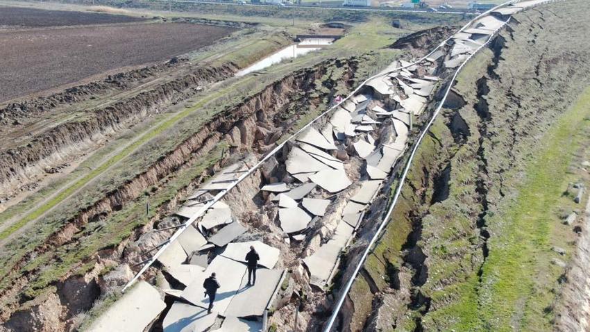 Depremin merkezinden dikkat çeken görüntü: Yol yarıldı, devasa çatlaklar oluştu